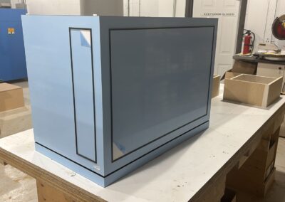 Light blue gloss cabinet with black inlay, built in the Kali shop